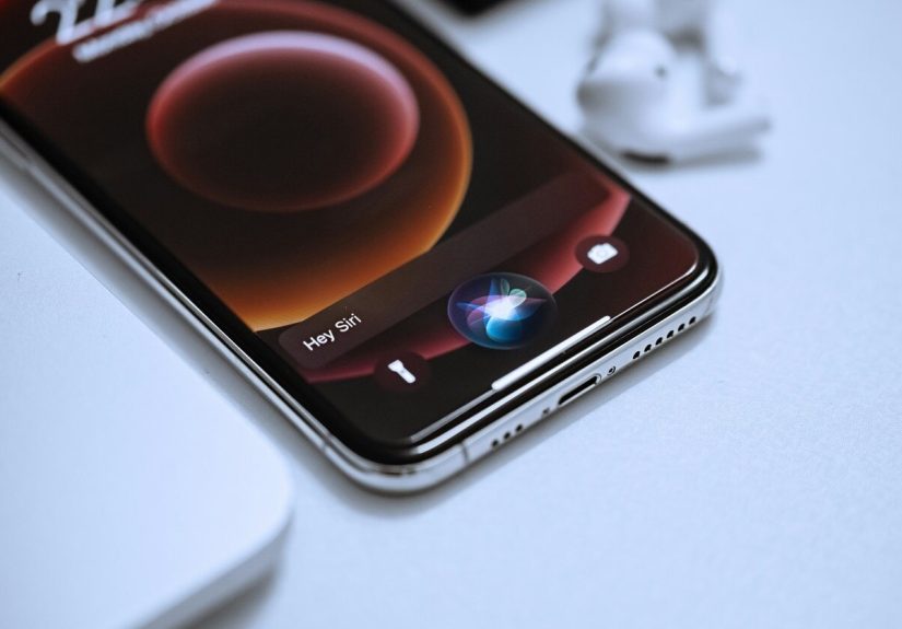 Apple fa il patto col nemico: Siri sarà più smart con l'aiuto di Gemini?